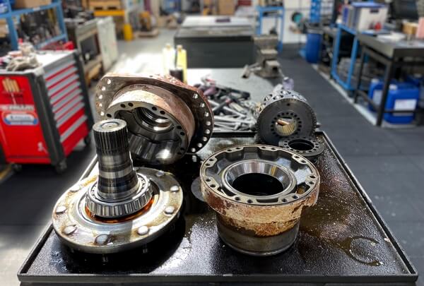 Démontage et préparation avant expertise pour ce moteur Poclain Hydraulics MS35